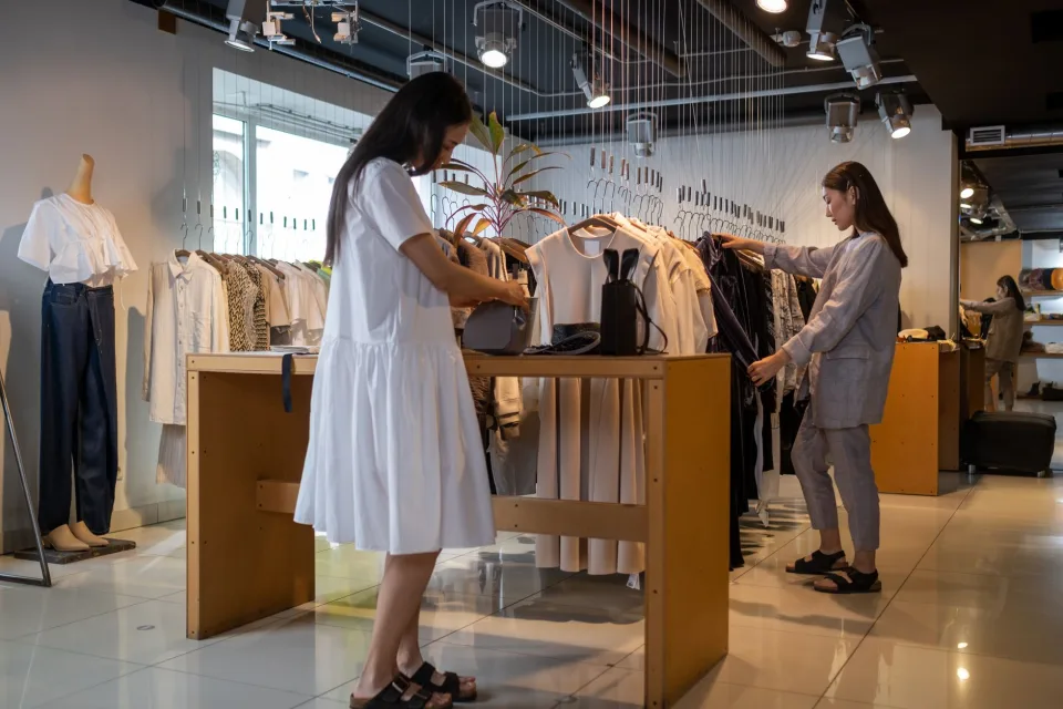 Áo khoác treo tại tiệm